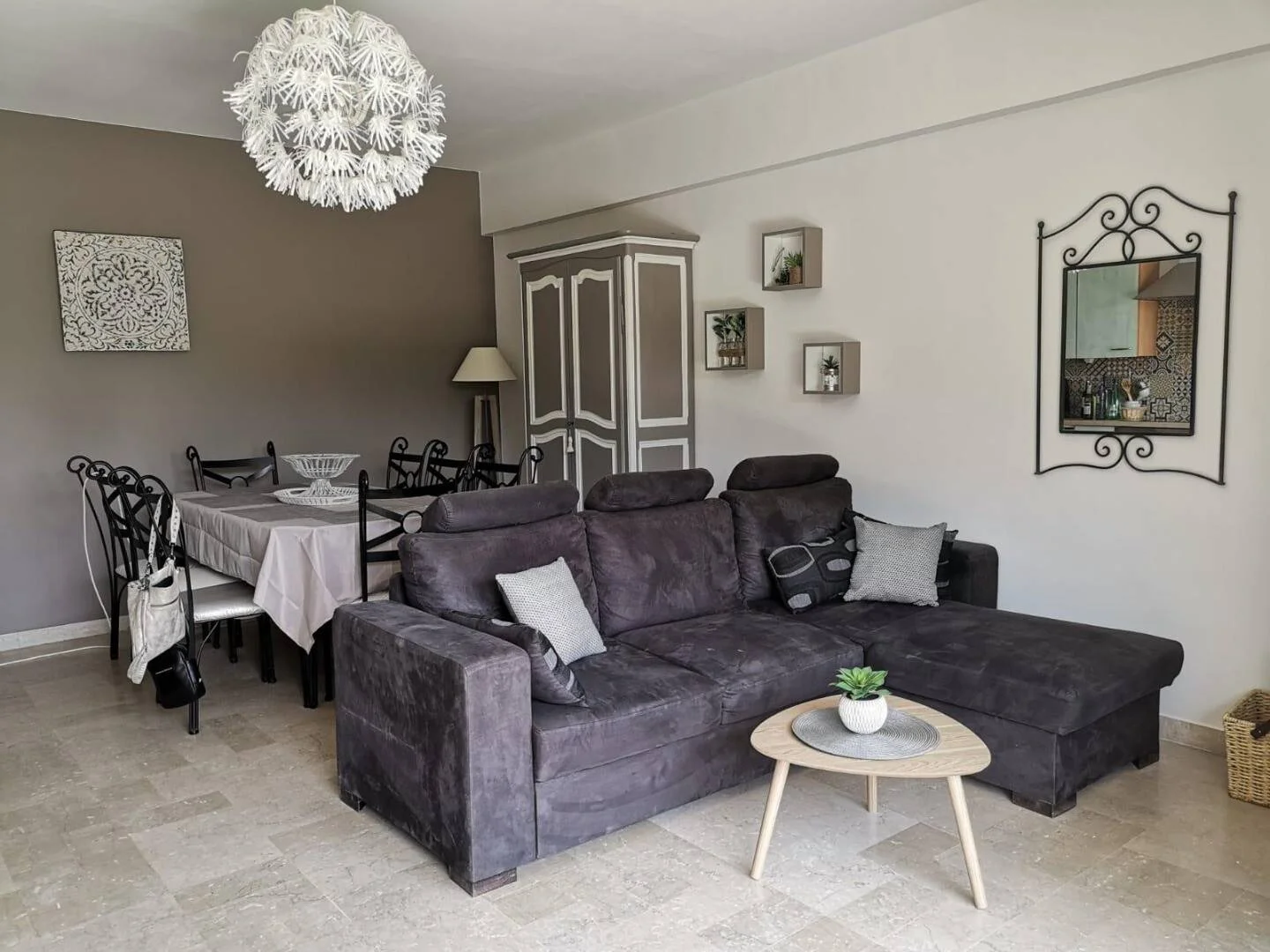 Quarto de estudante em  com área de estudo e instalações partilhadas