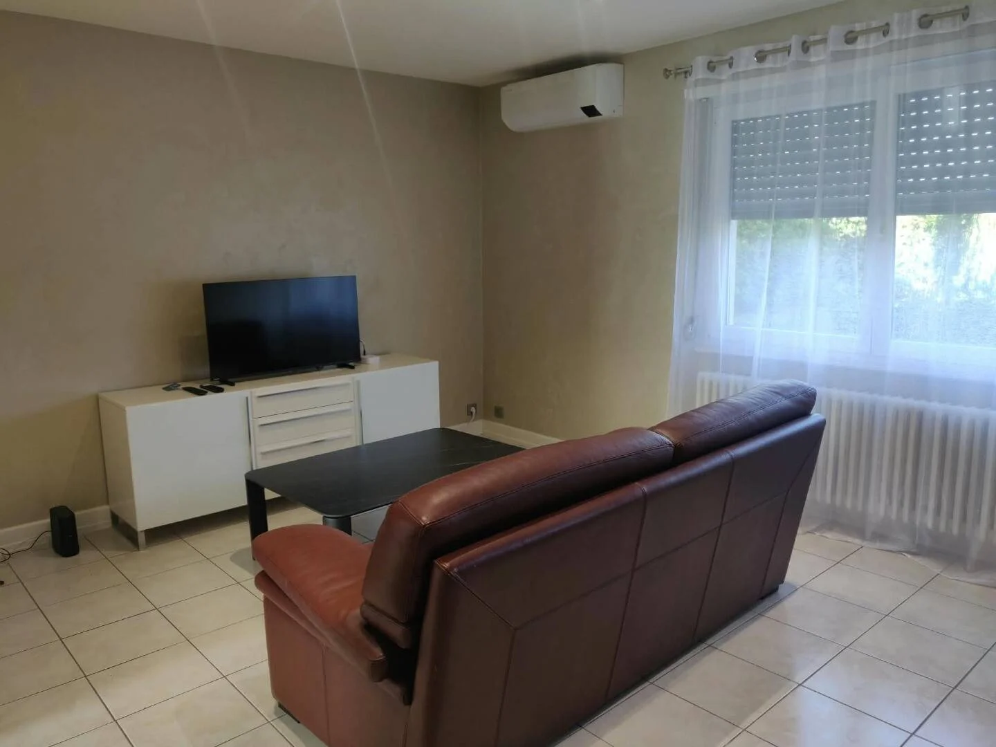 Quarto de estudante em  com área de estudo e instalações partilhadas