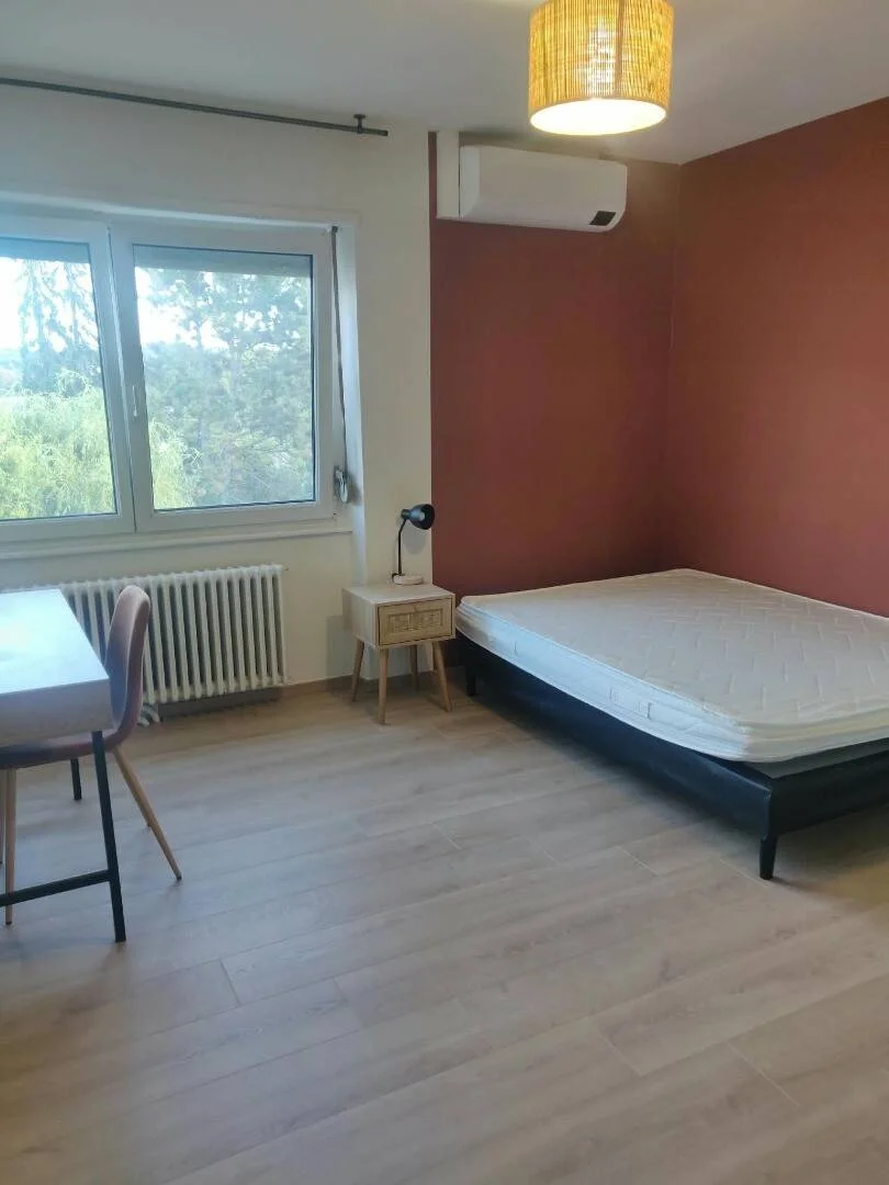 Quarto acessível para estudantes com iluminação ampla em 