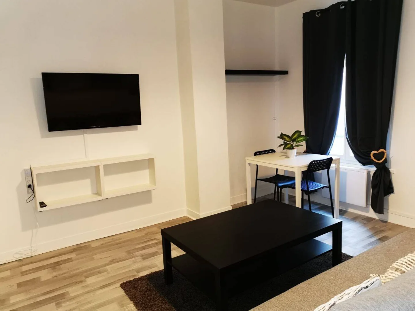Affordable room for students with ample lighting in 