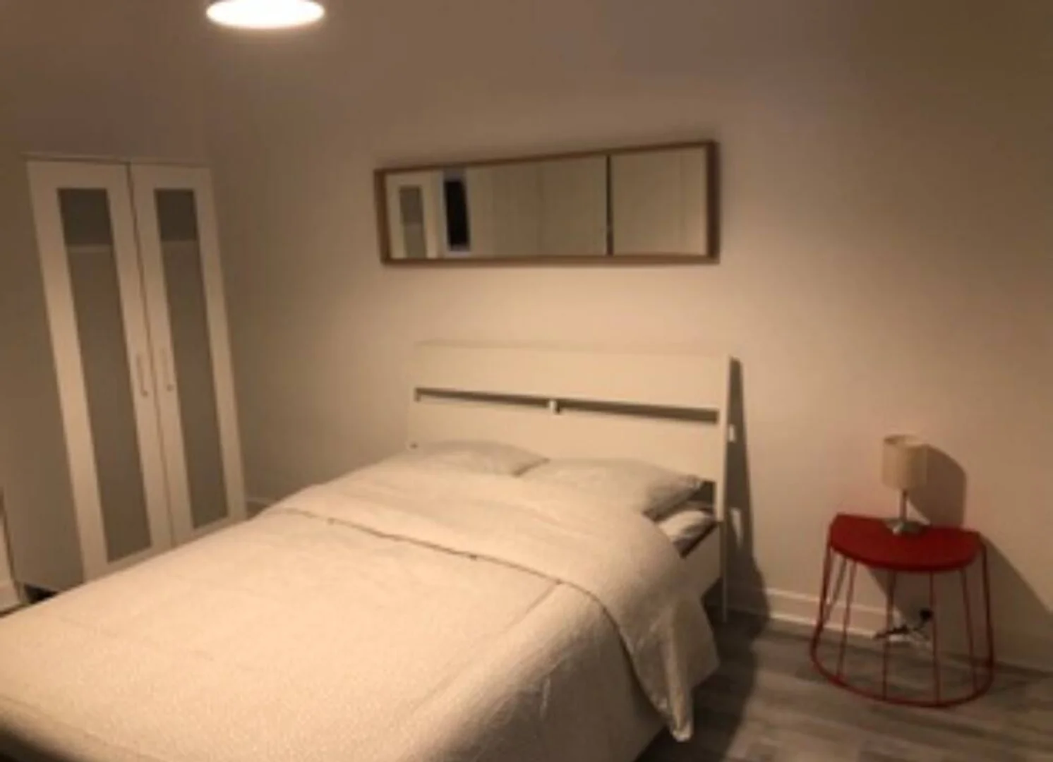 Bright and airy student room with easy university access in 