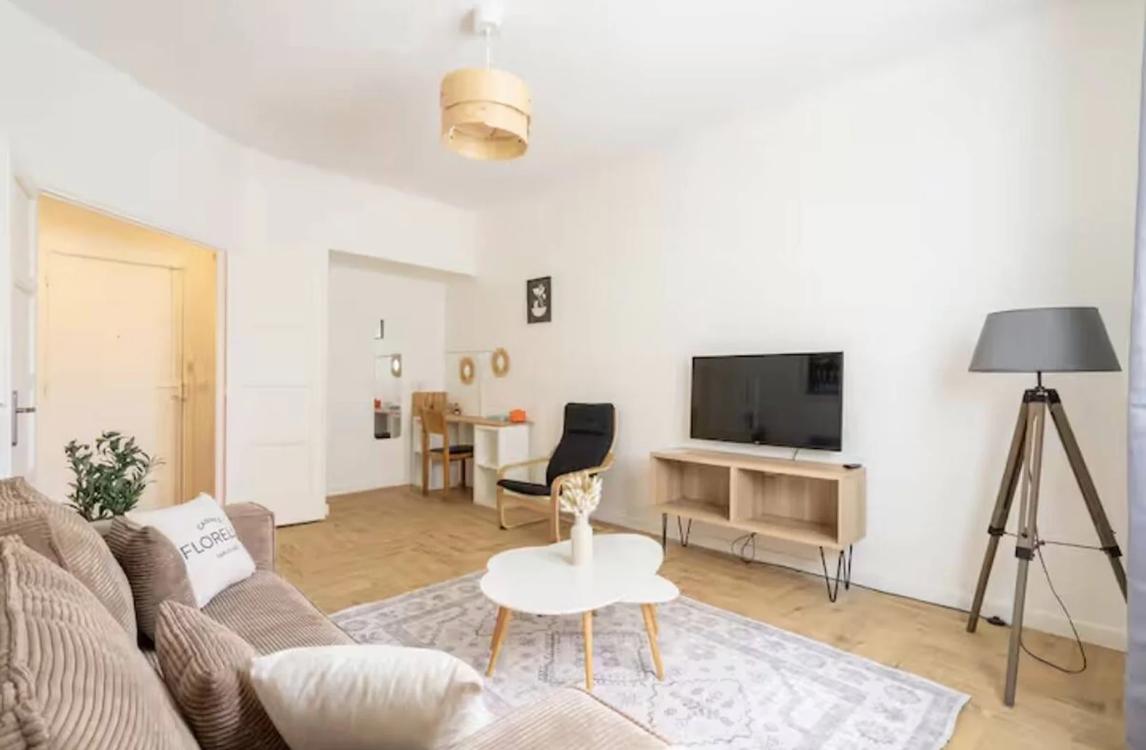 Student-friendly room in  with modern amenities