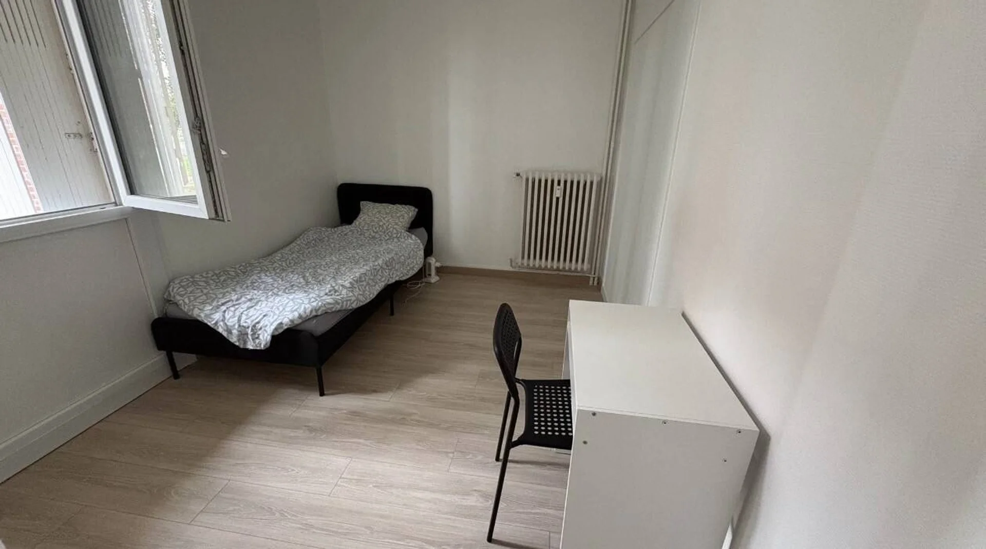 Stanza per studenti luminosa e ariosa con facile accesso all'università a 