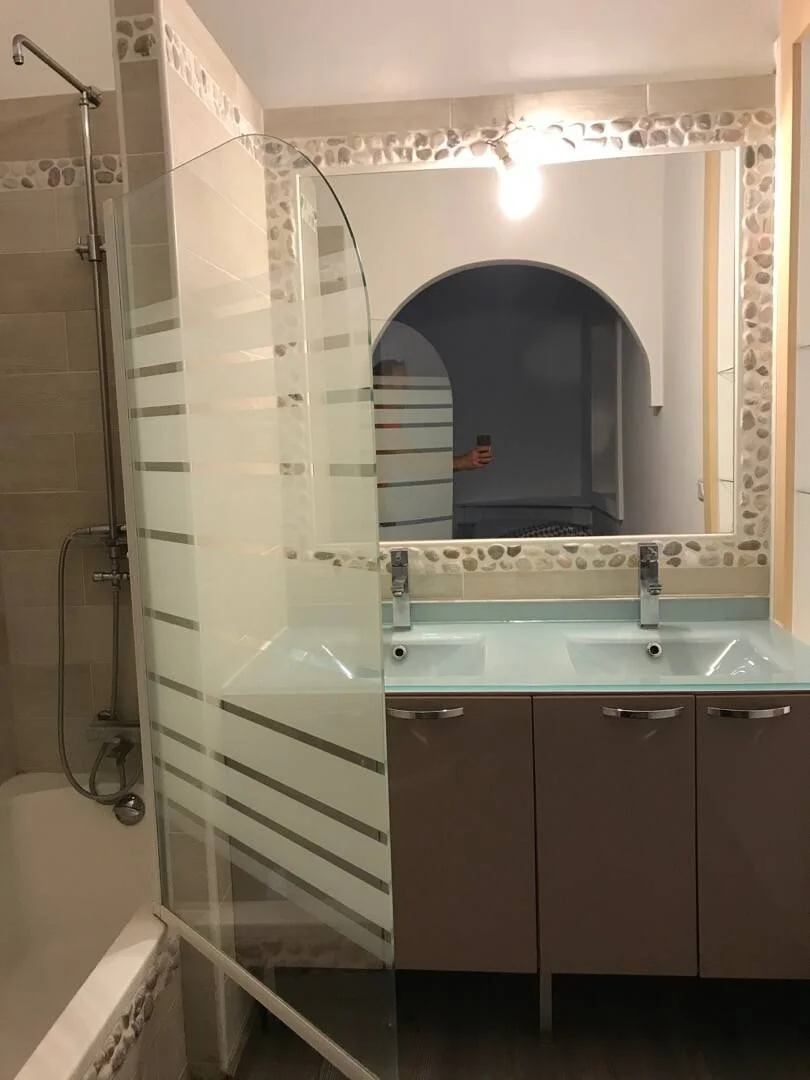 Affordable room for students with ample lighting in 
