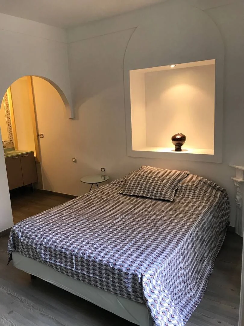 Affordable room for students with ample lighting in 