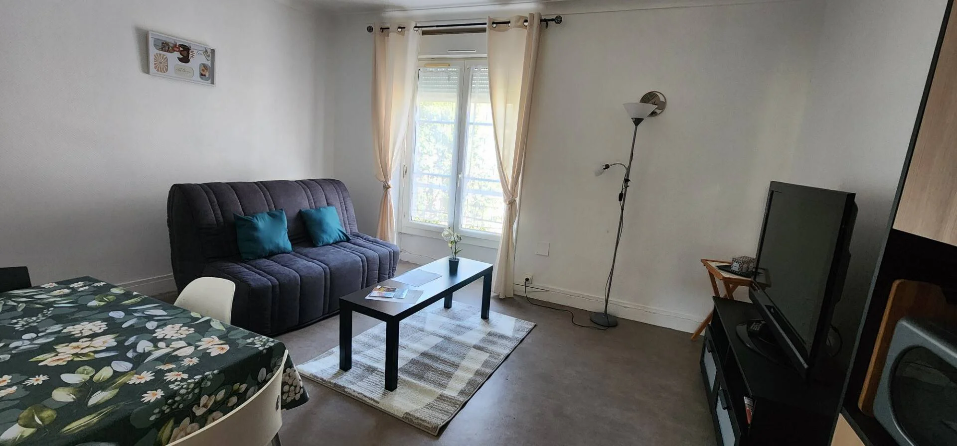 Habitación estudiantil funcional perfecta para estudiar en 