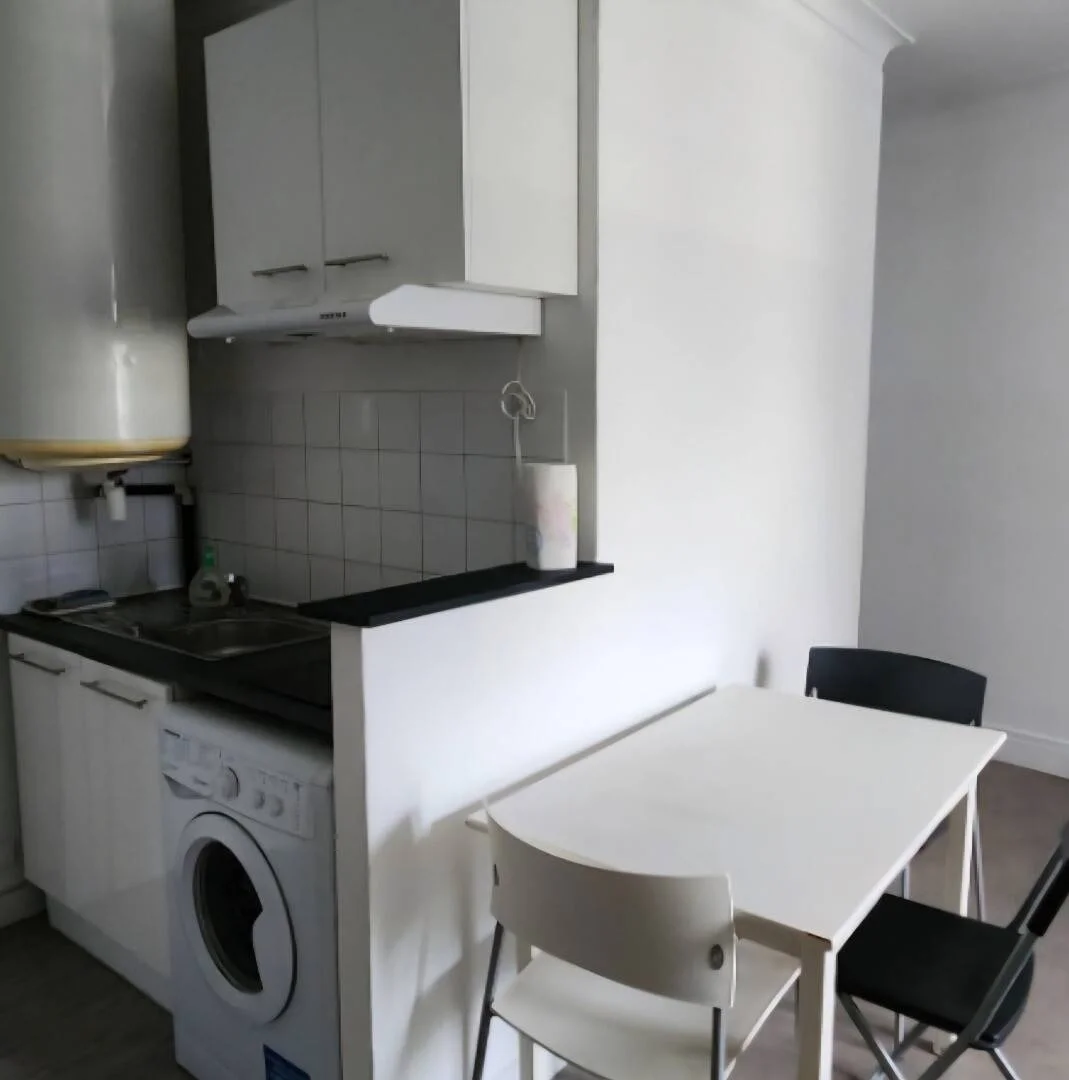 Habitación estudiantil luminosa y aireada con fácil acceso a la universidad en 