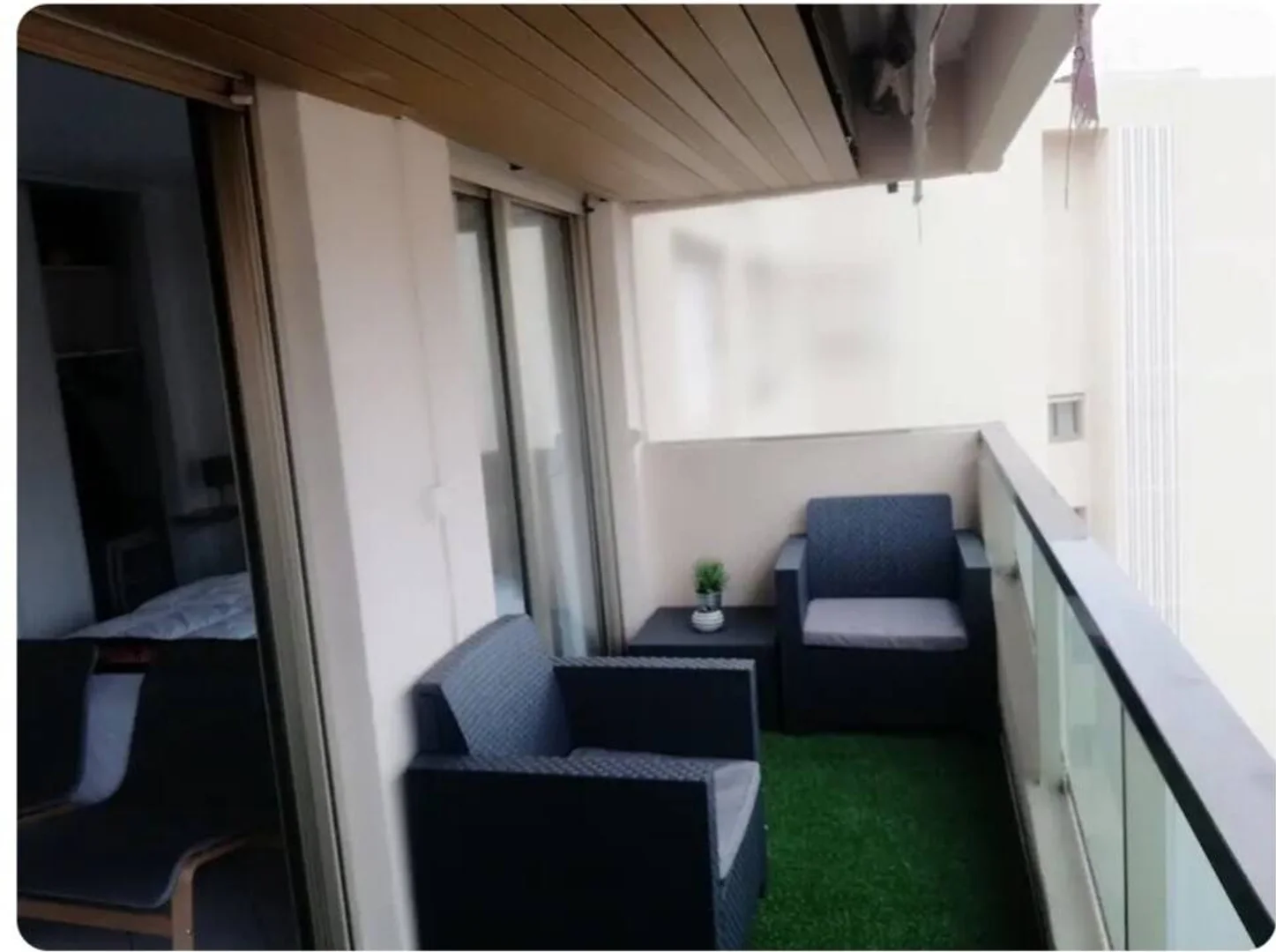 Quarto de estudante luminoso e arejado com acesso fácil à universidade em 