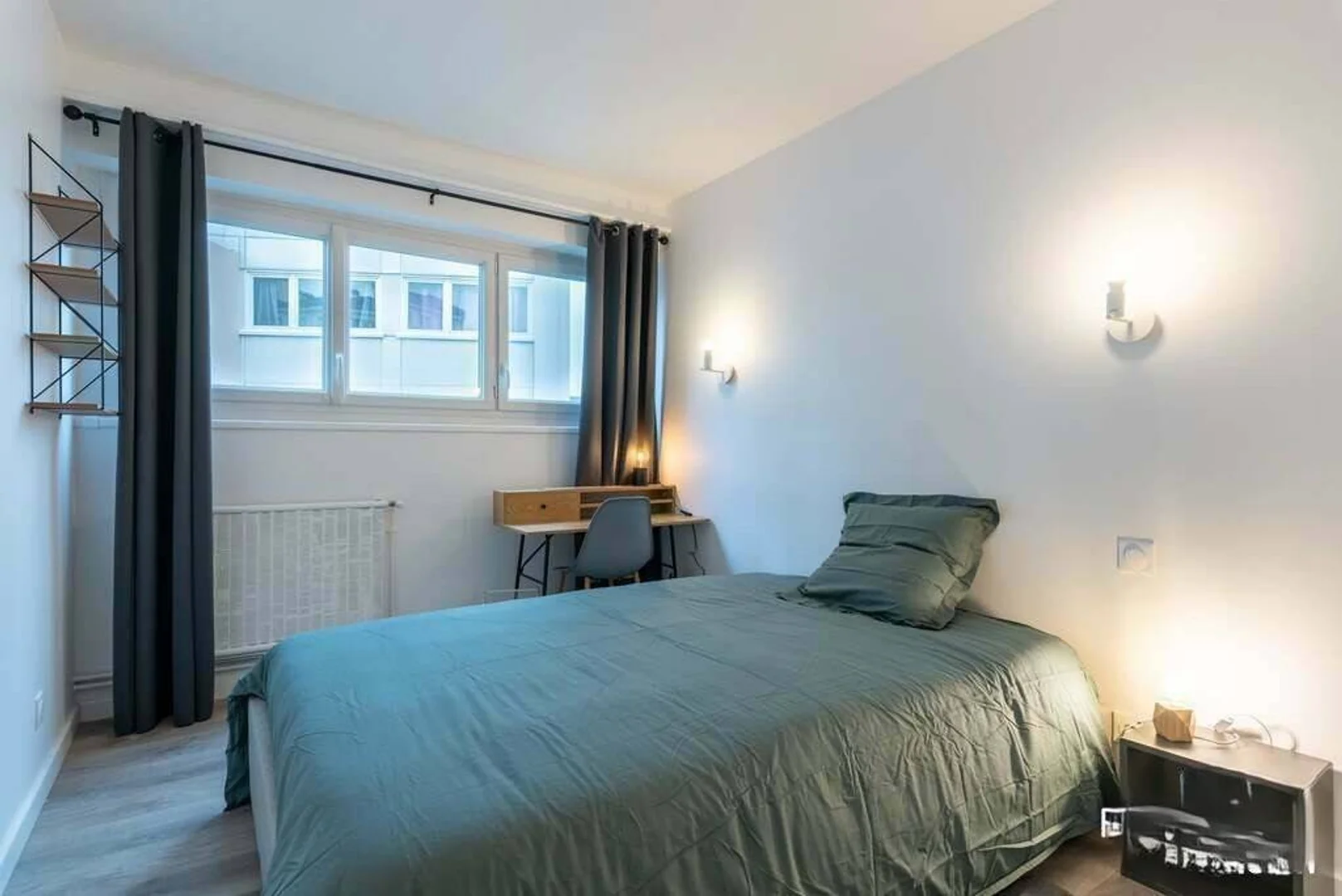 Chambre abordable pour les étudiants avec un bon éclairage dans 