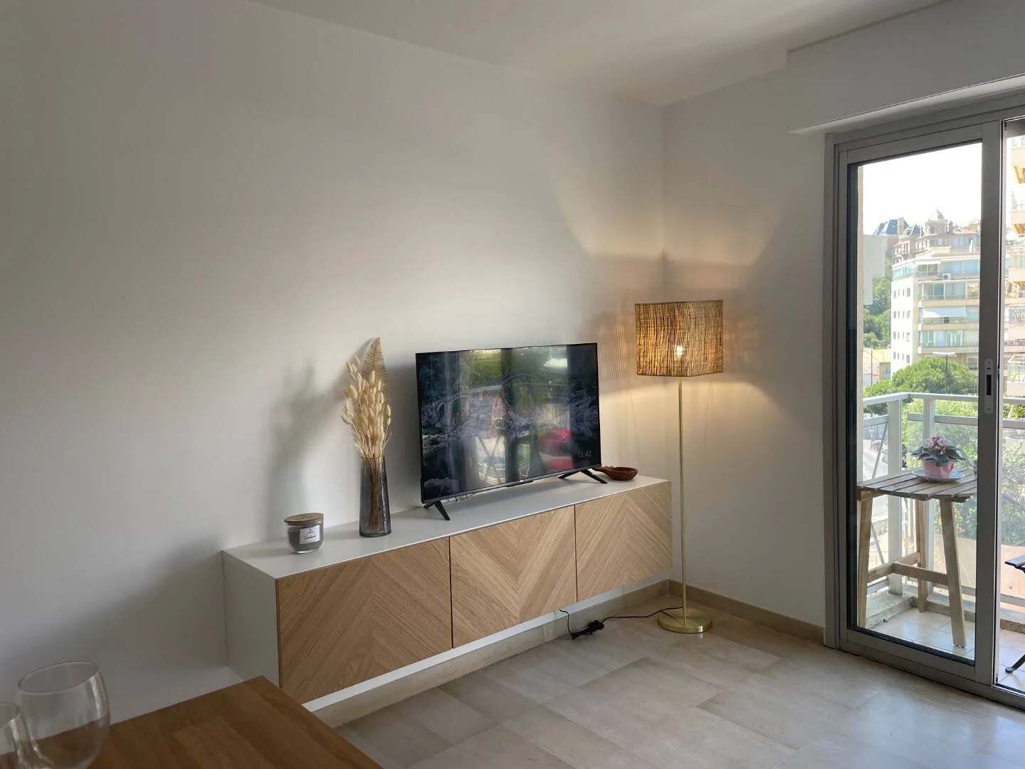 Bright and airy student room with easy university access in 