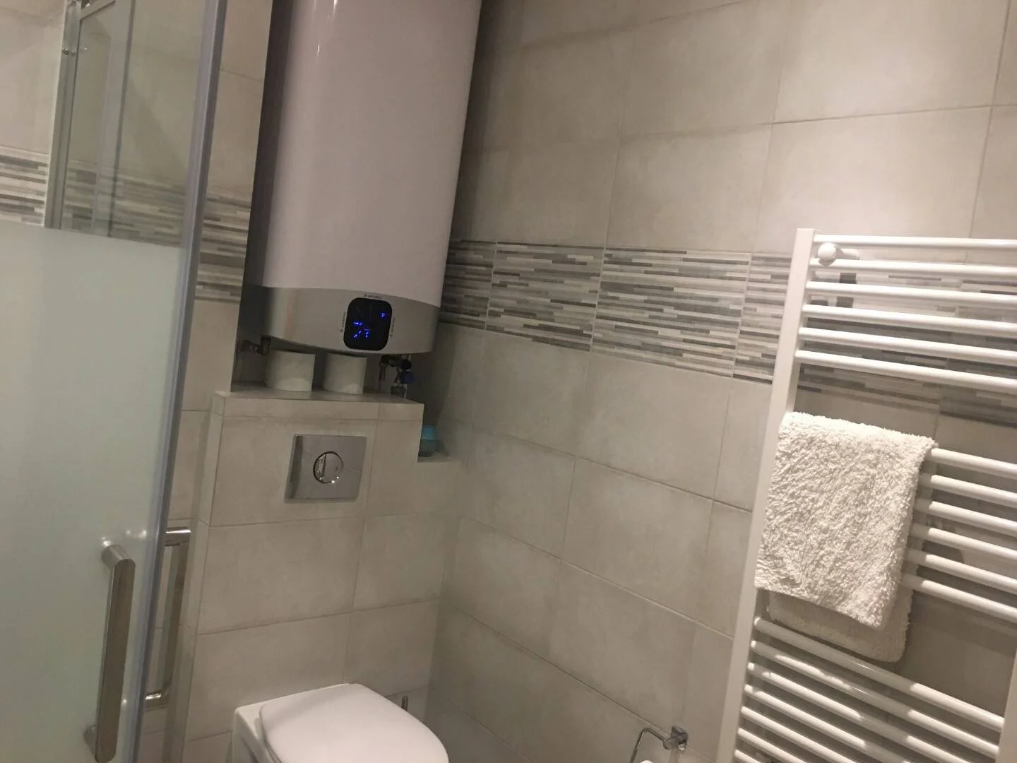 Quarto acessível para estudantes com iluminação ampla em 