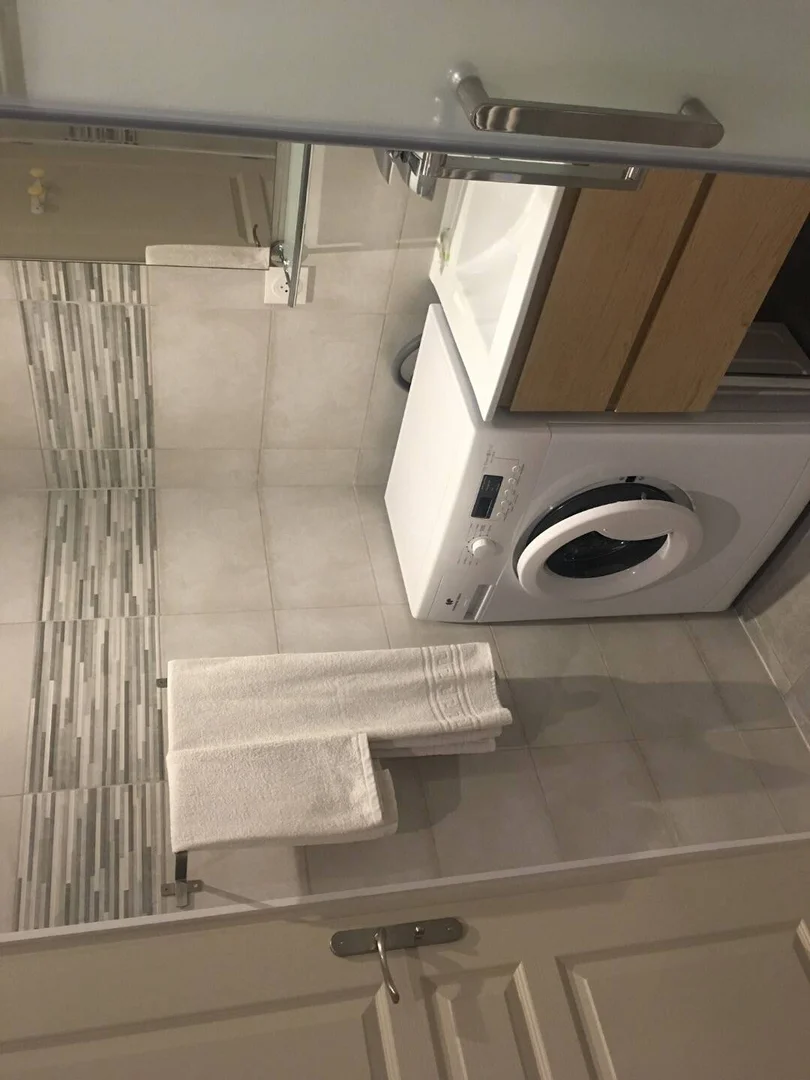 Quarto de estudante luminoso e arejado com acesso fácil à universidade em 