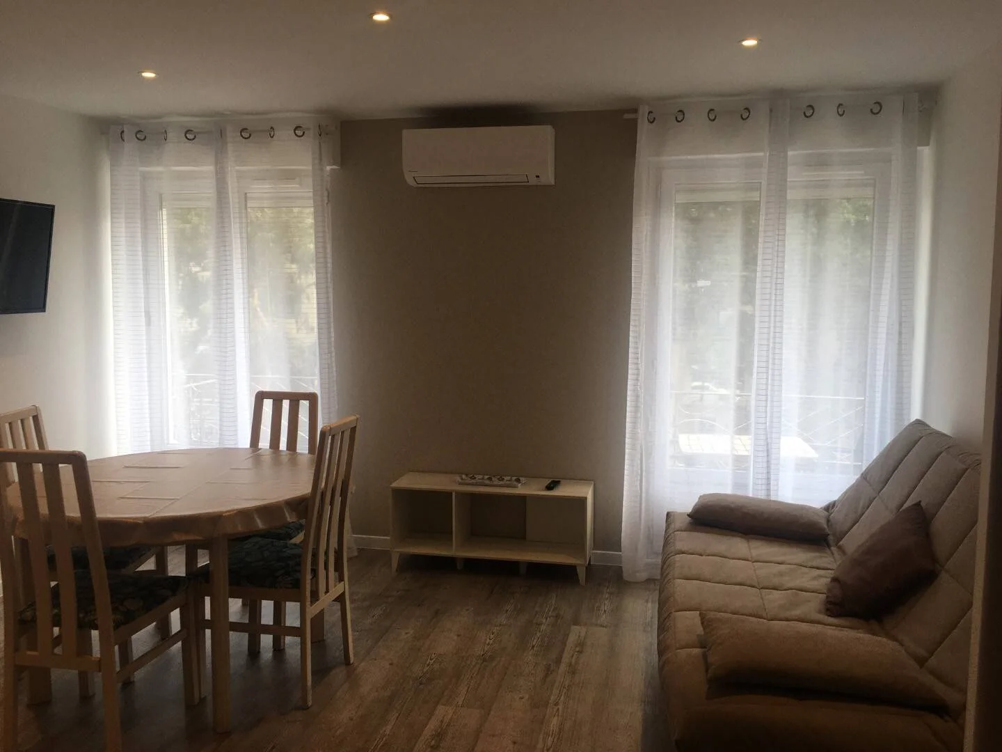 Quarto de estudante luminoso e arejado com acesso fácil à universidade em 