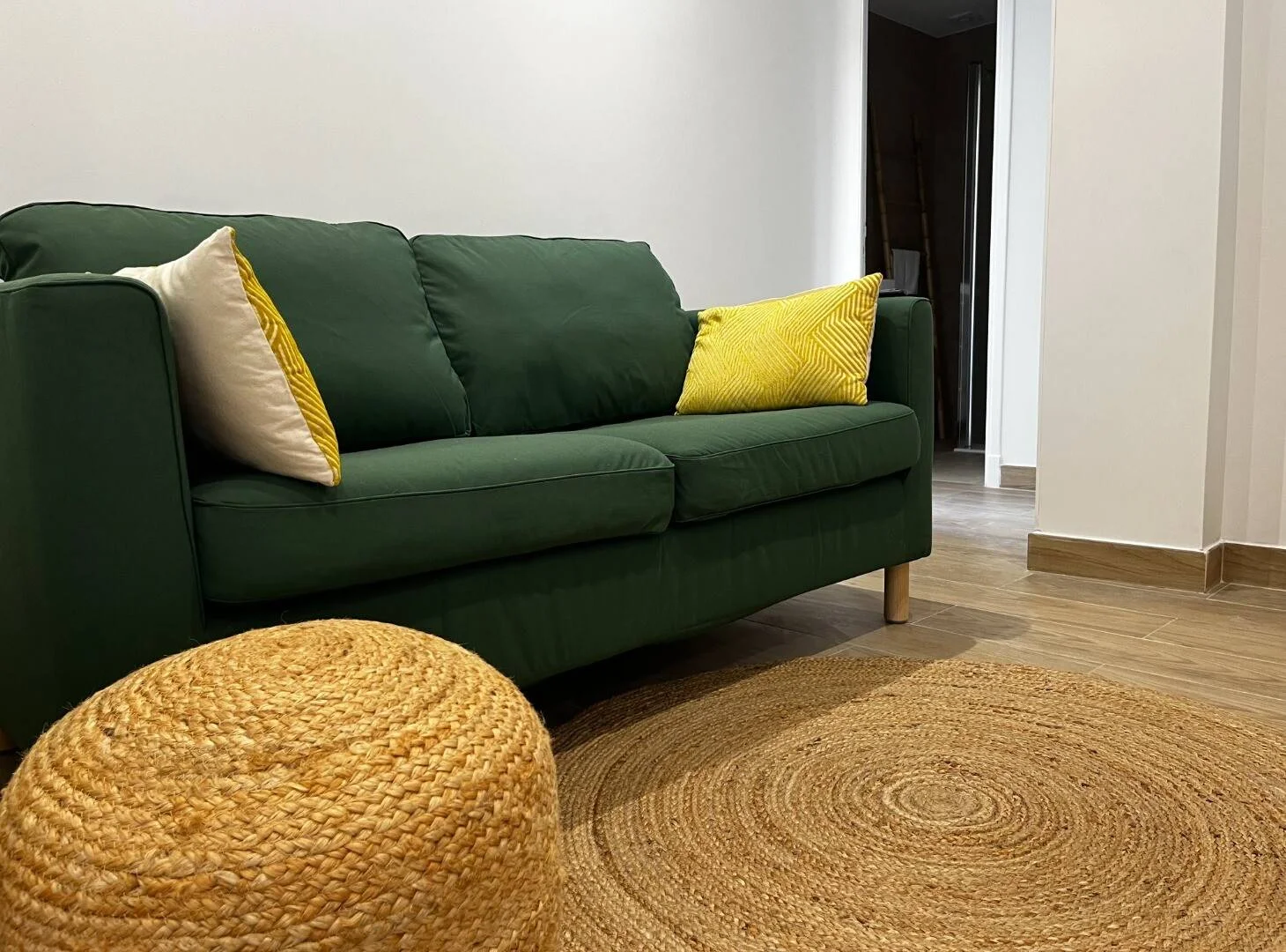 Quarto acessível para estudantes com iluminação ampla em 