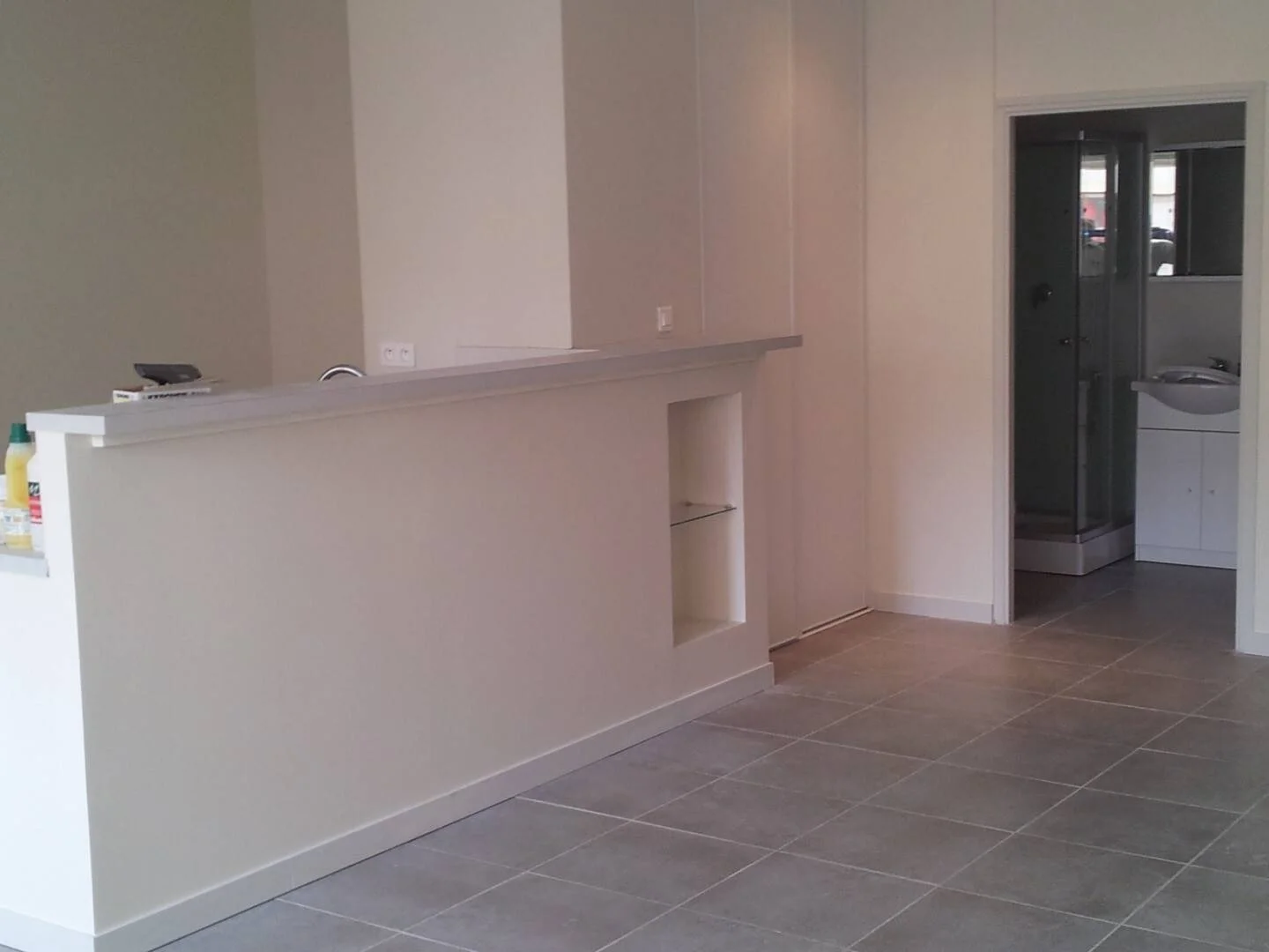 Habitación estudiantil luminosa y aireada con fácil acceso a la universidad en 