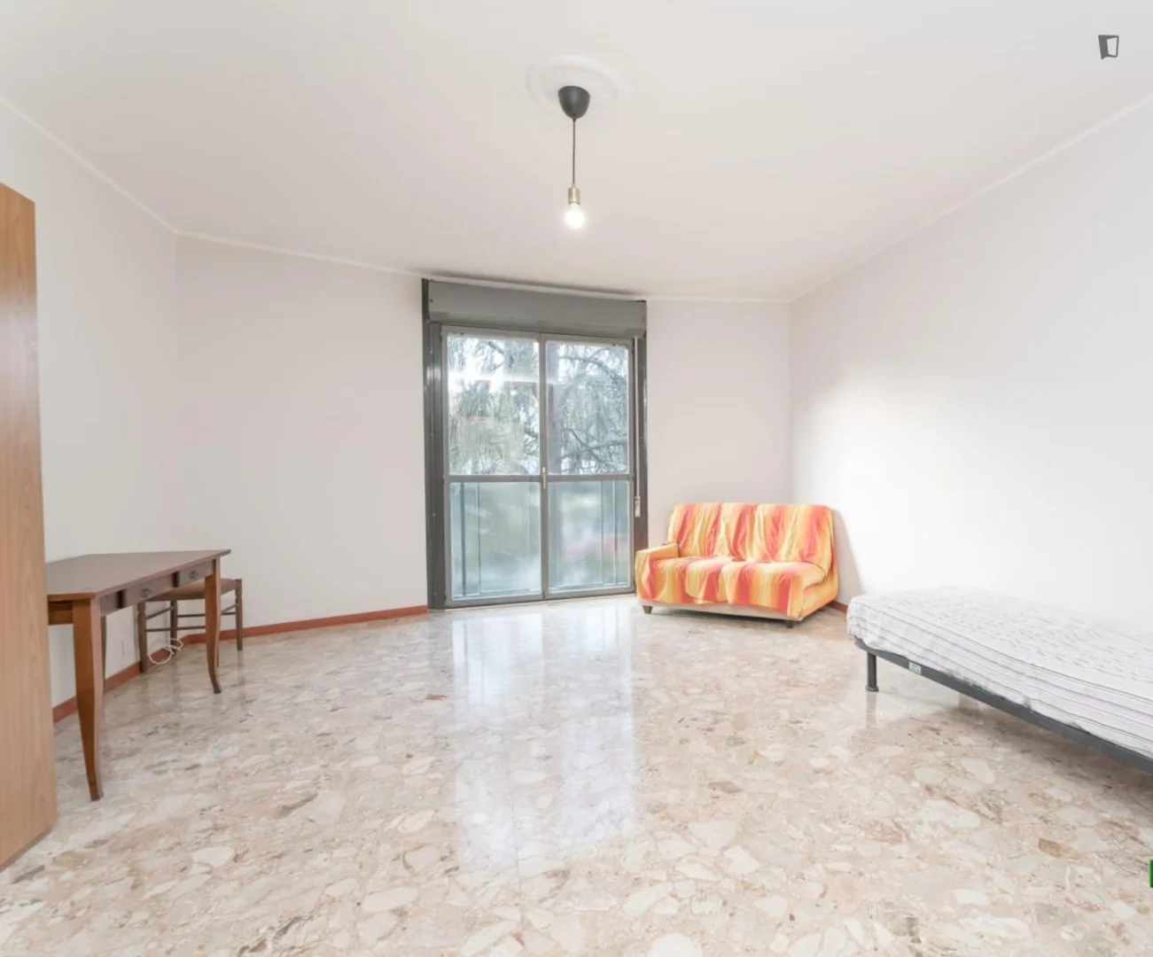 Habitación para estudiantes en  con área de estudio y facilidades compartidas