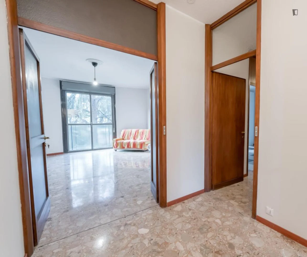 Habitación estudiantil luminosa y aireada con fácil acceso a la universidad en 