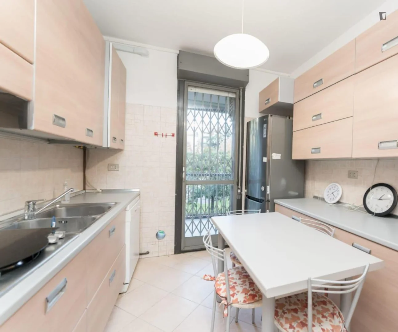 Habitación acogedora para estudiantes disponible en 