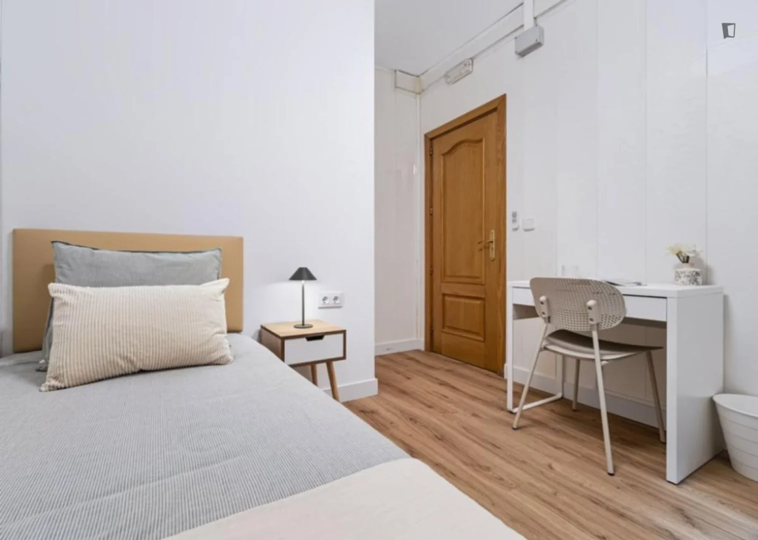Habitación estudiantil funcional perfecta para estudiar en