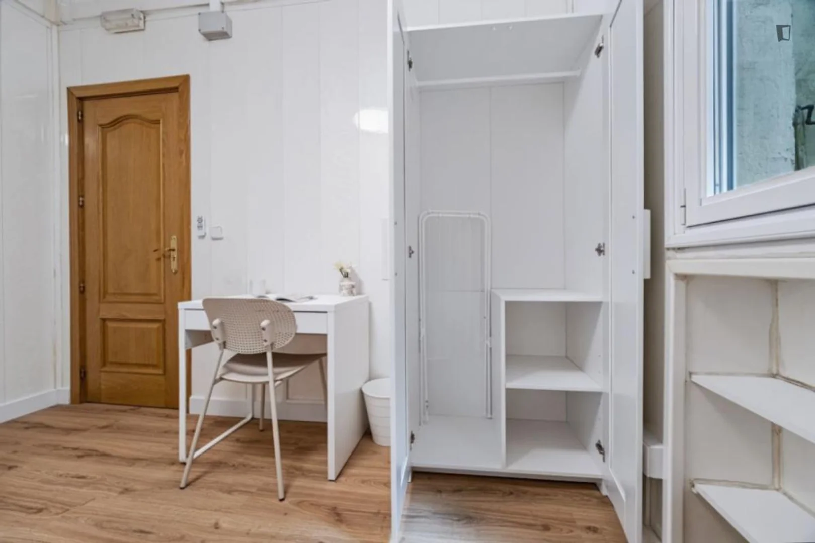 Habitación estudiantil luminosa y aireada con fácil acceso a la universidad en