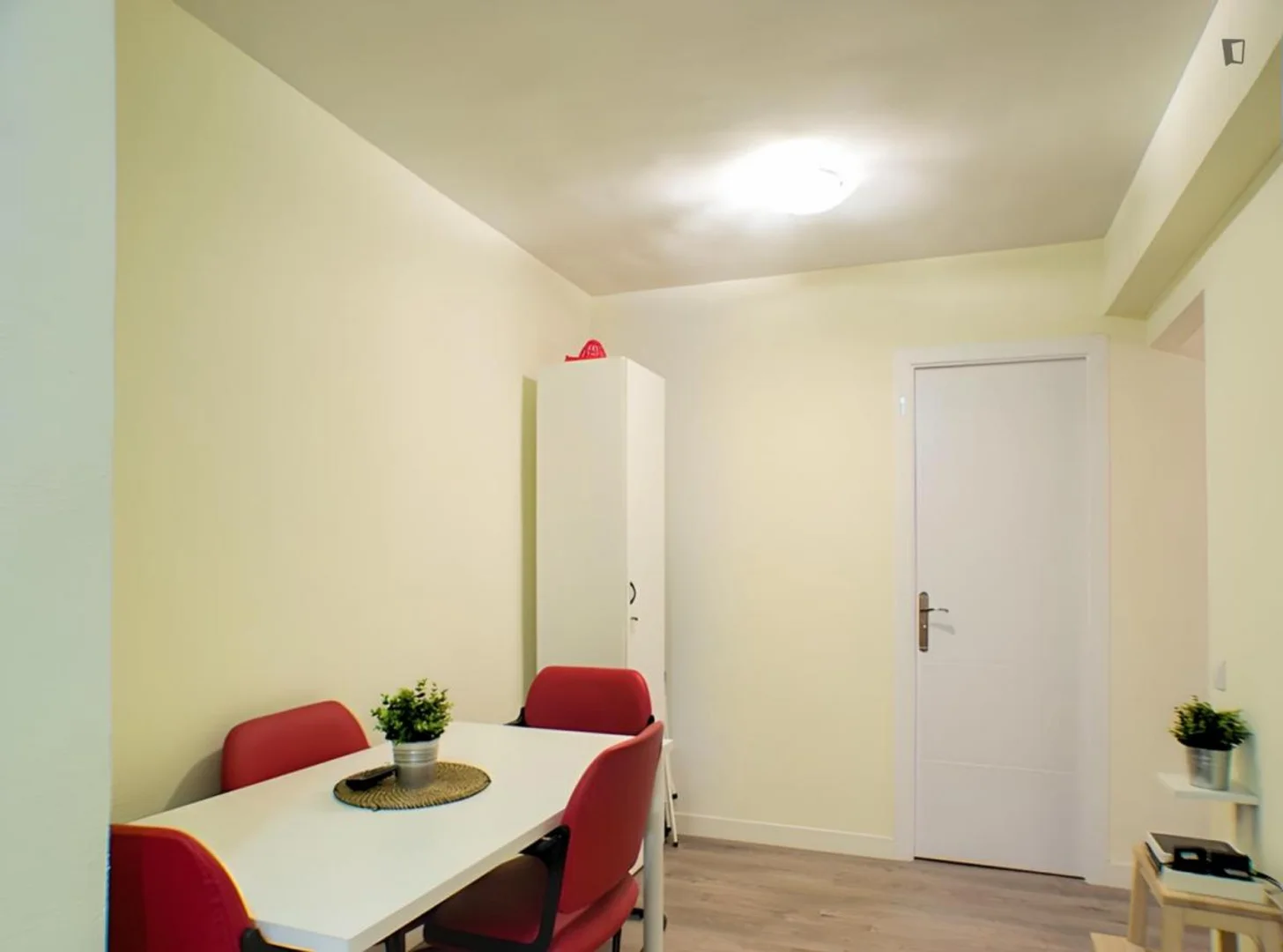 Stanza per studenti luminosa e ariosa con facile accesso all'università a
