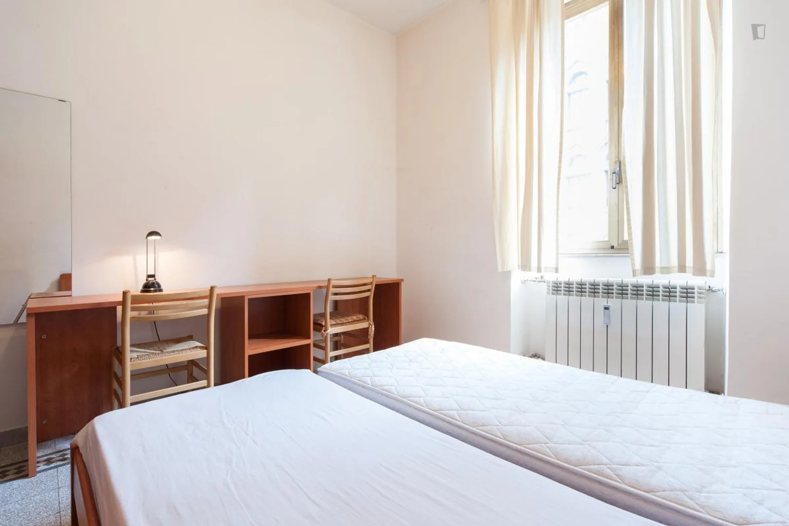 Quarto de estudante em  com área de estudo e instalações partilhadas