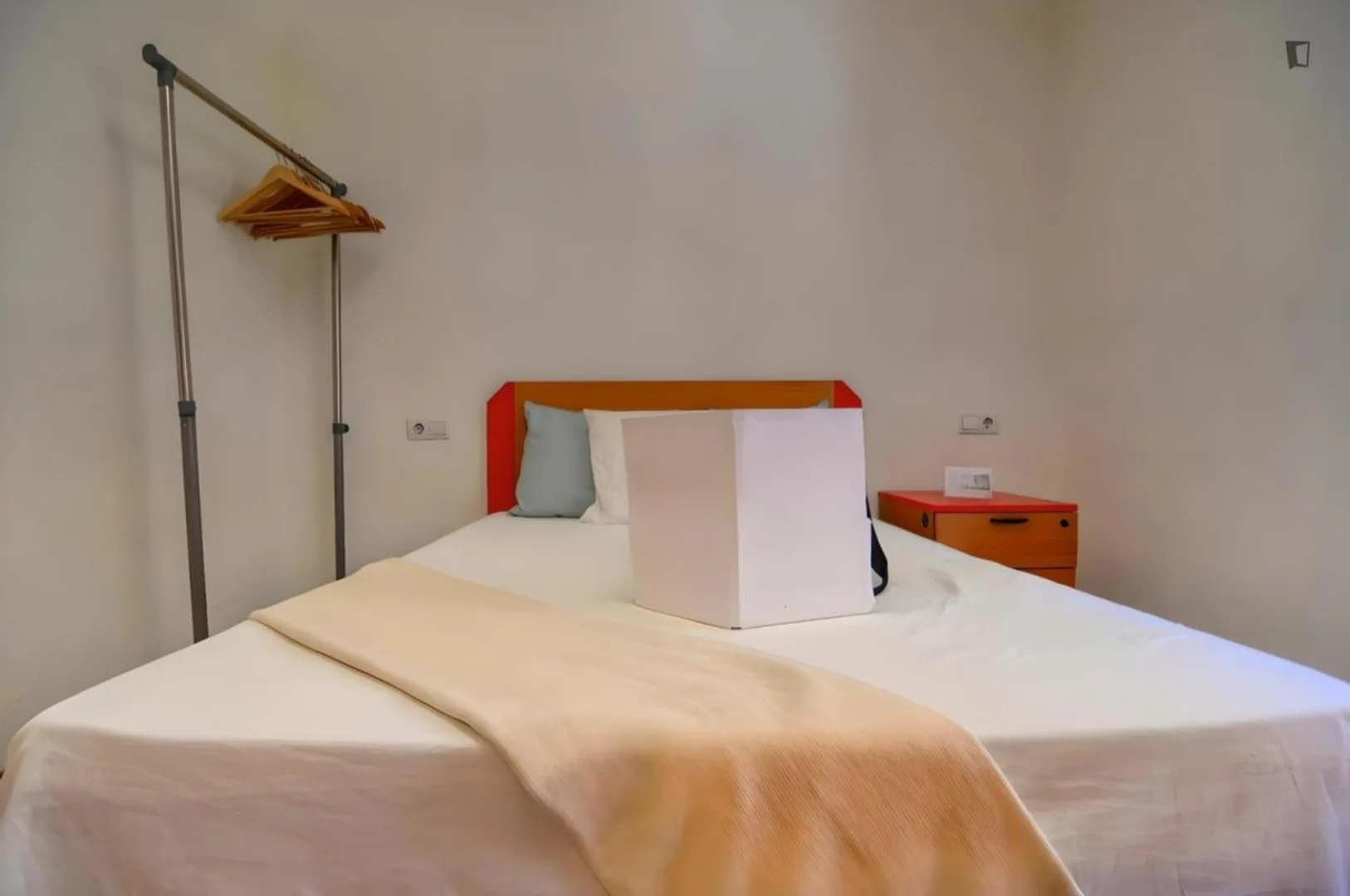 Chambre d'étudiant lumineuse et aérée avec accès facile à l'université dans 