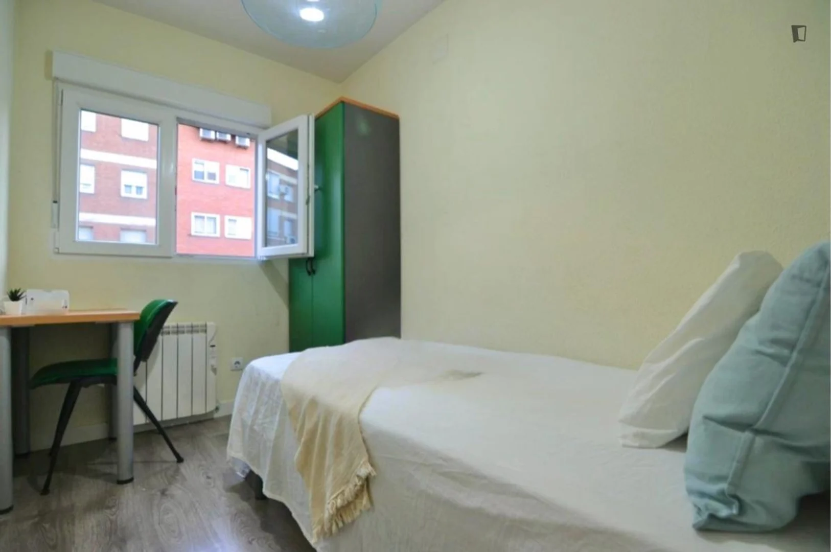 Confortevole e spaziosa stanza per studenti in