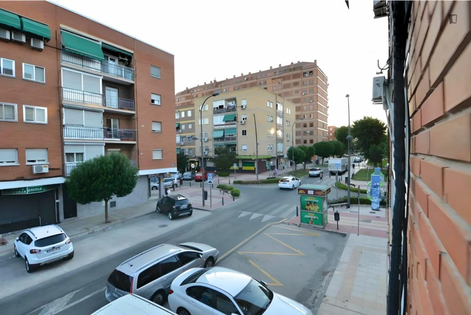 Stanza economica per studenti con ampia illuminazione in