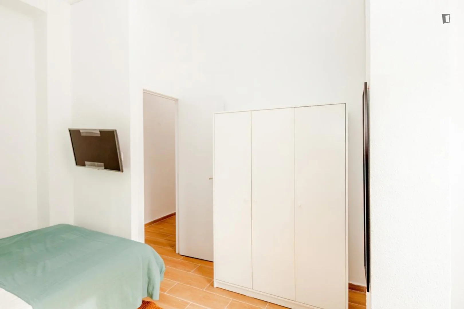 Bright and airy student room with easy university access in 