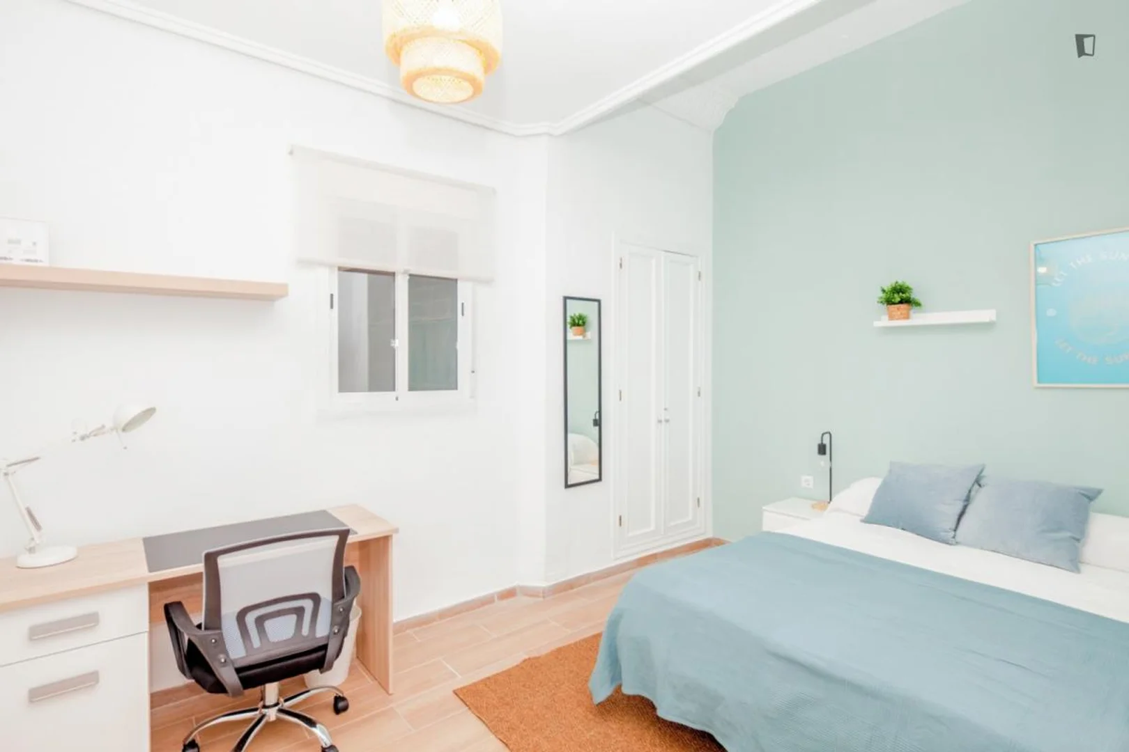 Habitación estudiantil amplia y cómoda en 