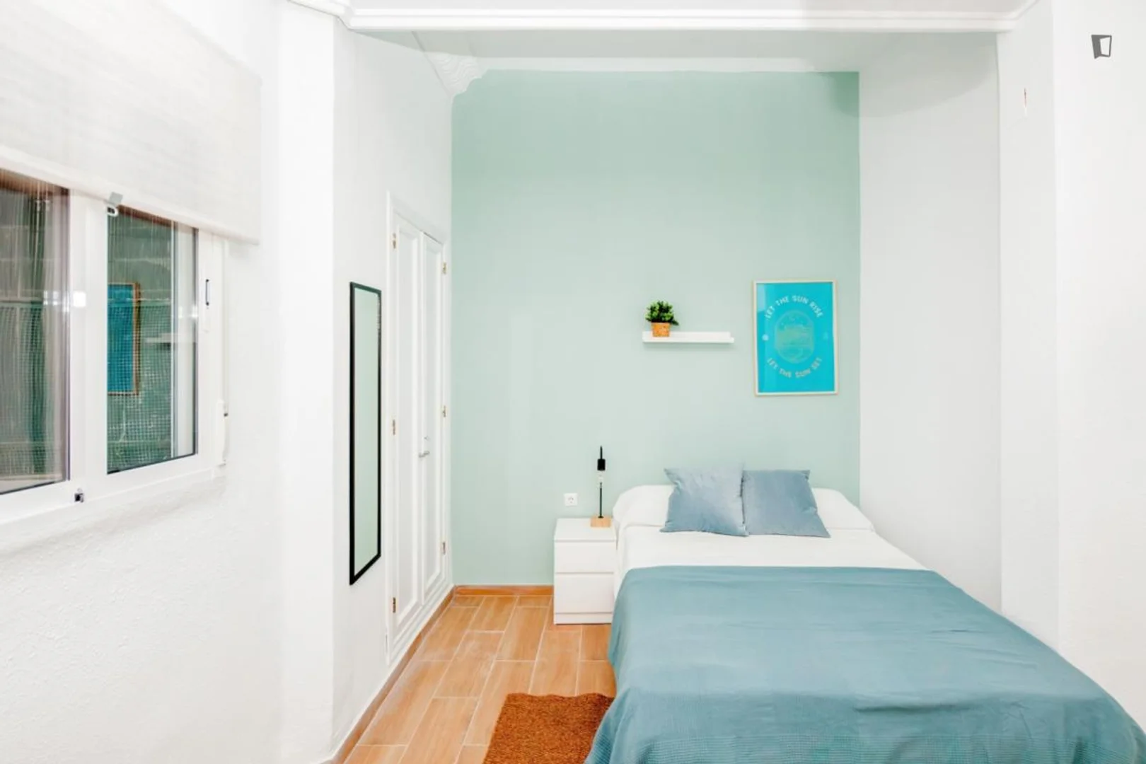 Habitación estudiantil luminosa y aireada con fácil acceso a la universidad en 