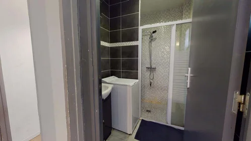Privatzimmer in der 4 Rue Providence, 42000 Saint-Étienne, France, bild 10 von 12