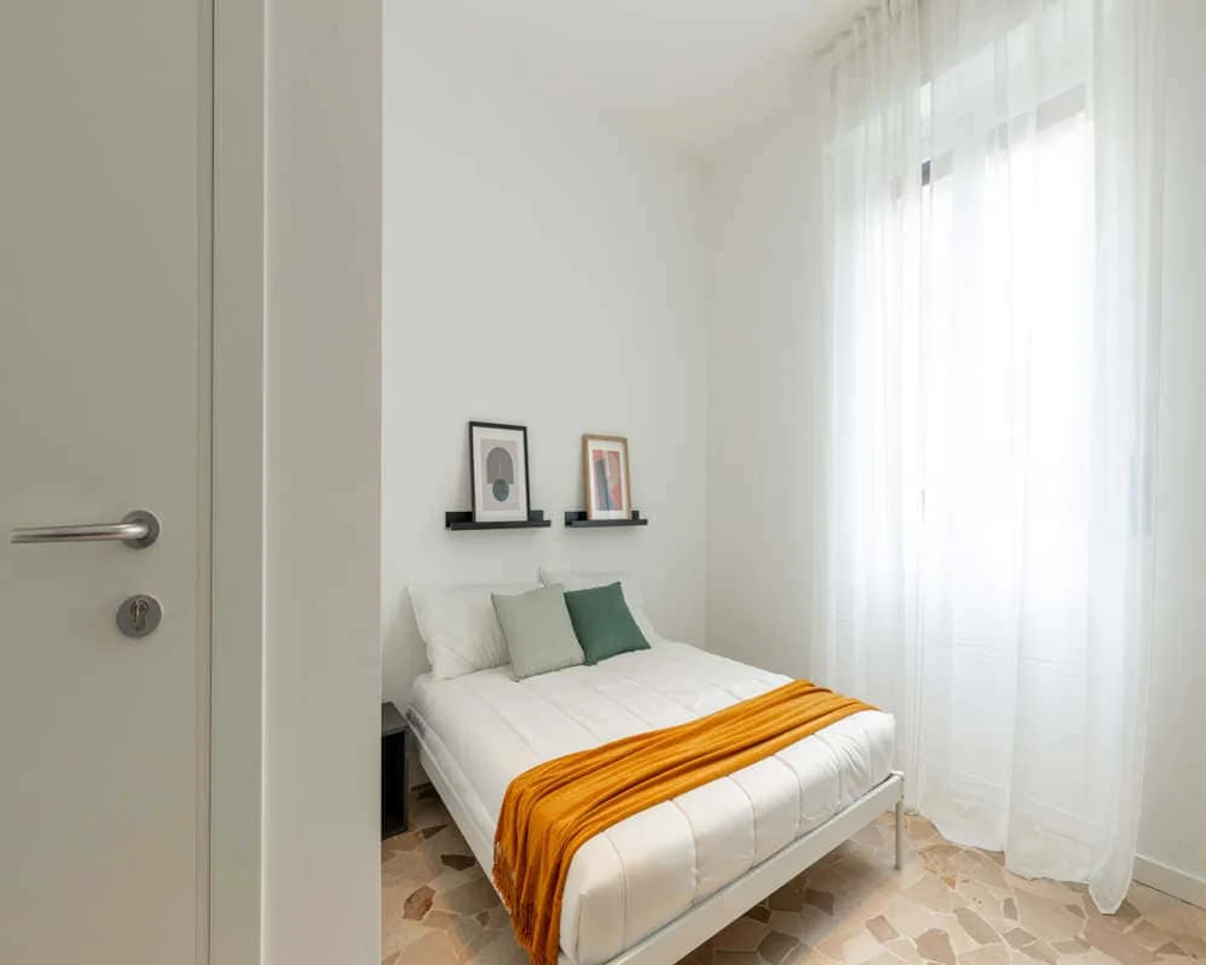 Habitación estudiantil económica cerca del campus en