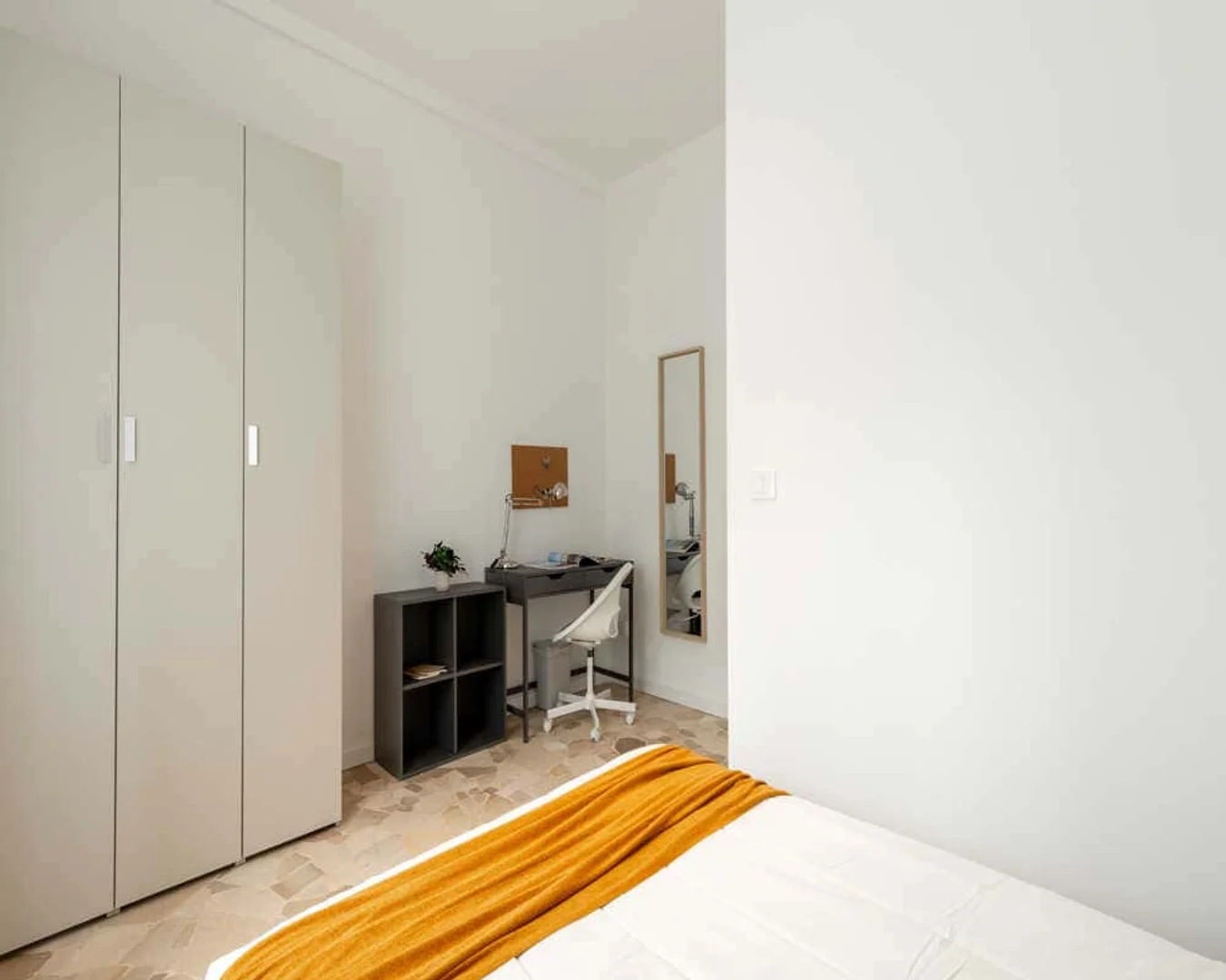 Habitación asequible para estudiantes con buena iluminación en