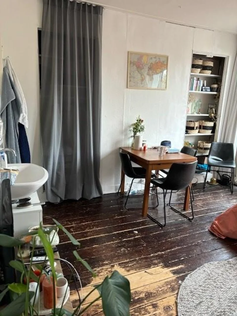 Funktionelles Studentenzimmer perfekt zum Studieren in 