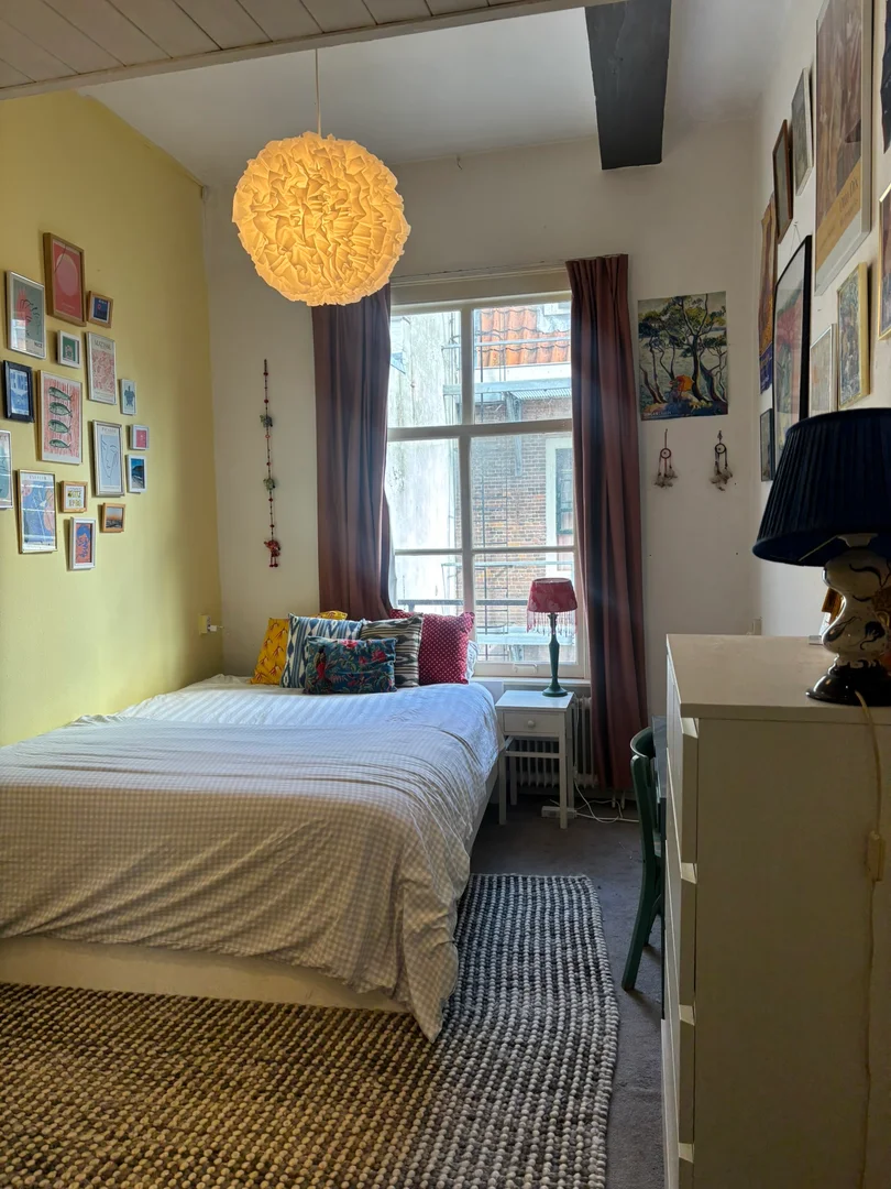 Quarto de estudante económico com localização conveniente em 