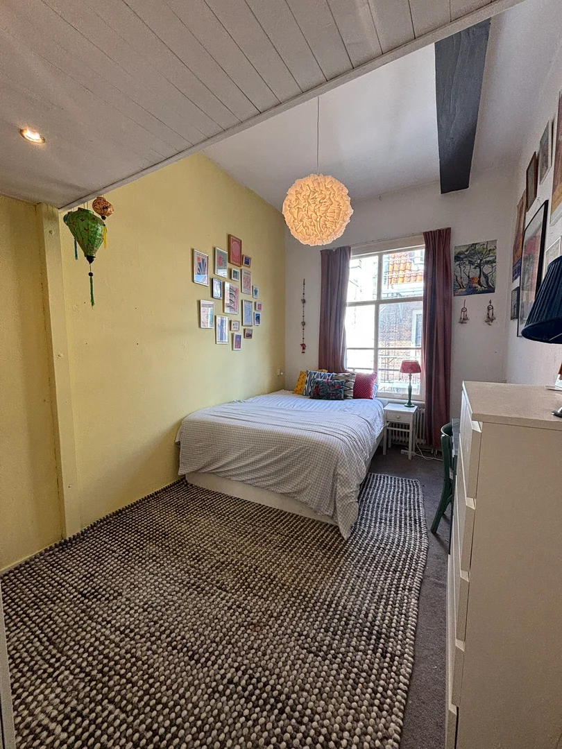 Quarto para alugar em apartamento de estudantes em , totalmente mobilado