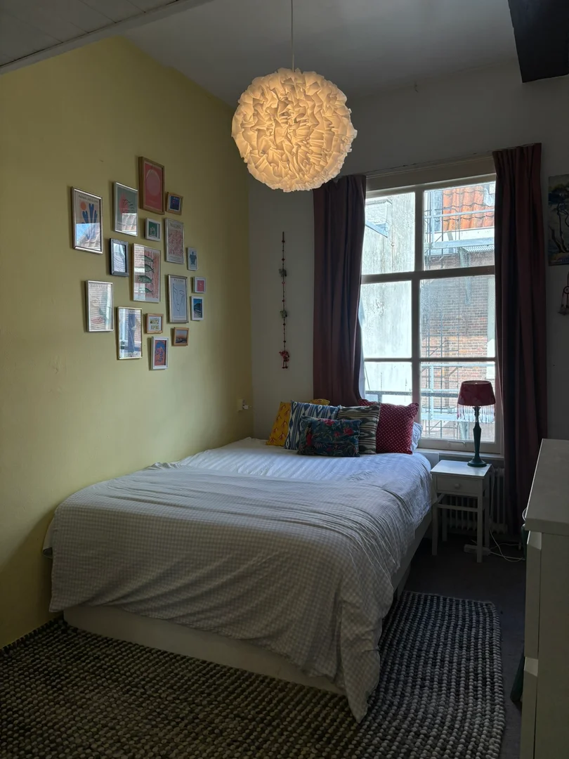 Quarto de estudante luminoso e arejado com acesso fácil à universidade em 