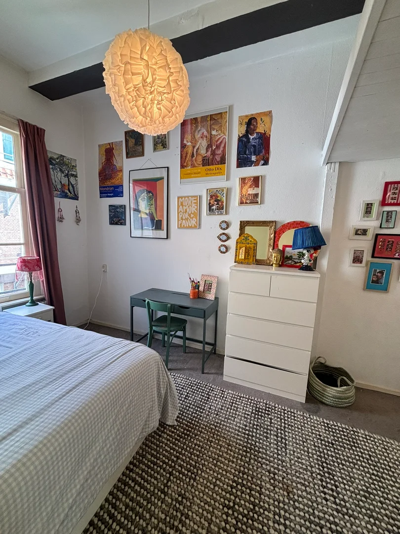 Quarto de estudante económico com localização conveniente em 