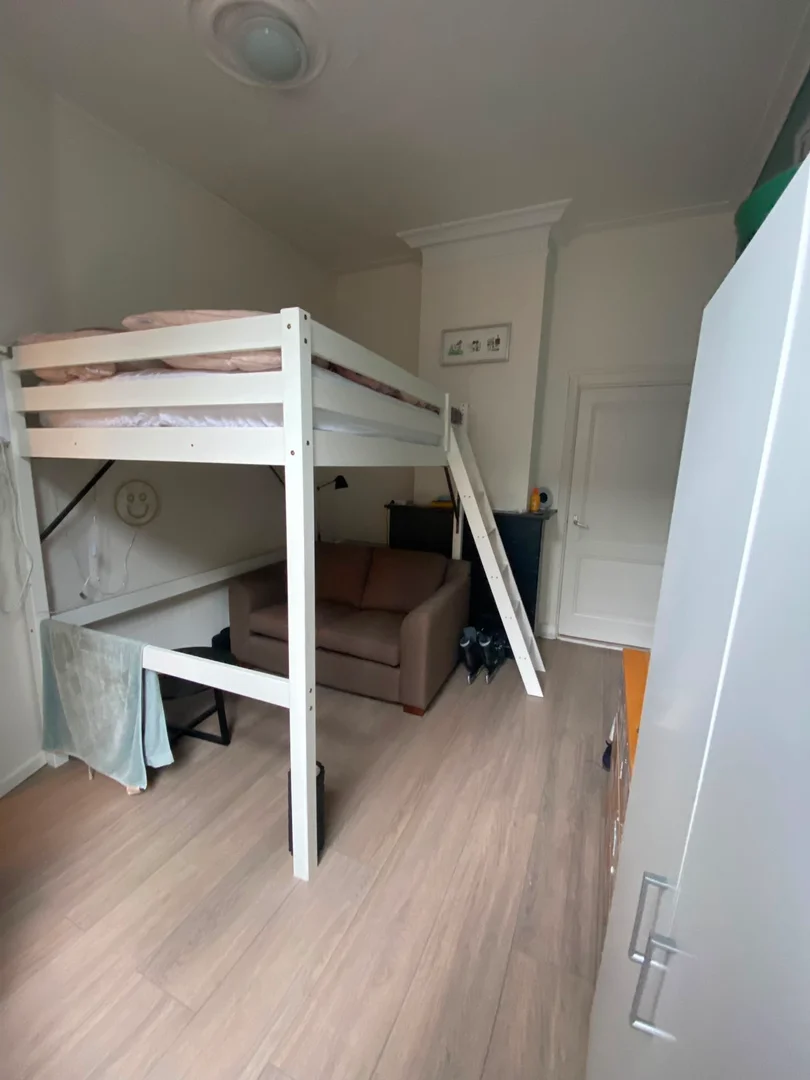 Pokój studencki w  z miejscem do nauki i wspólnymi udogodnieniami