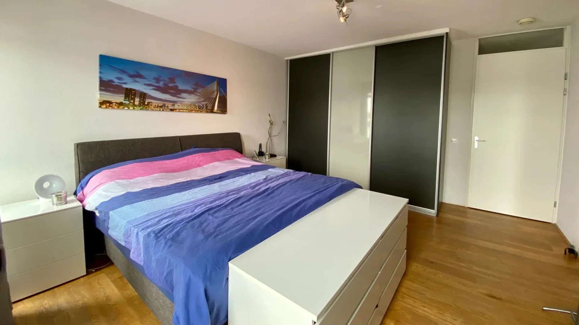Quarto de estudante luminoso e arejado com acesso fácil à universidade em 