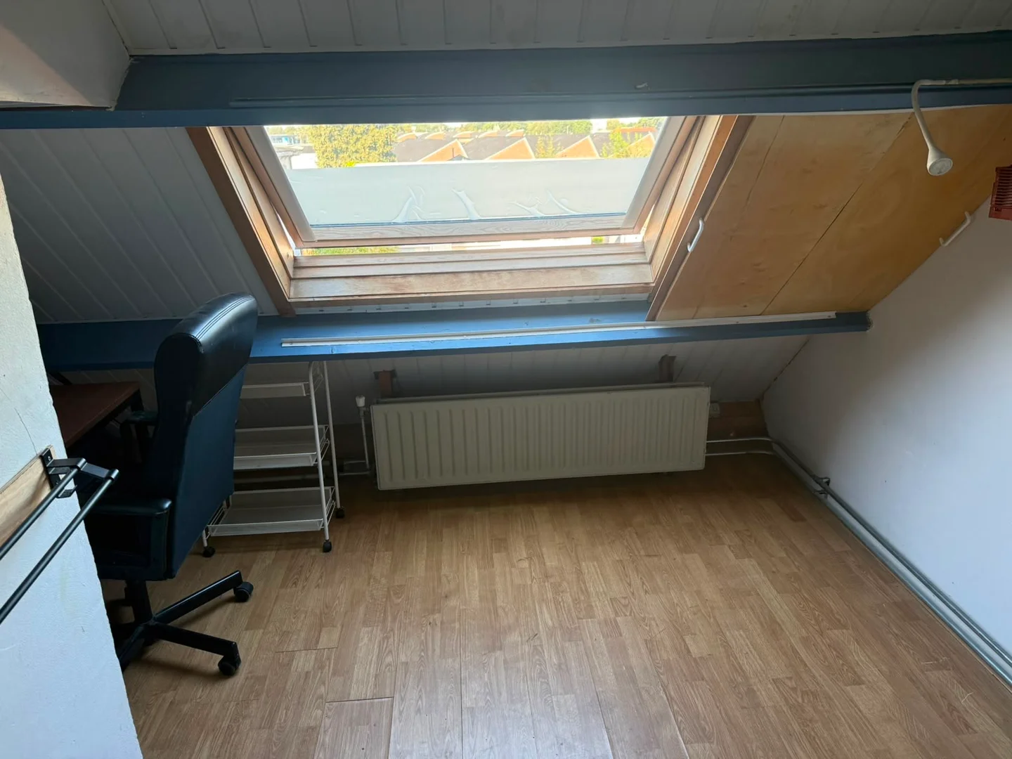 Habitación estudiantil funcional perfecta para estudiar en 