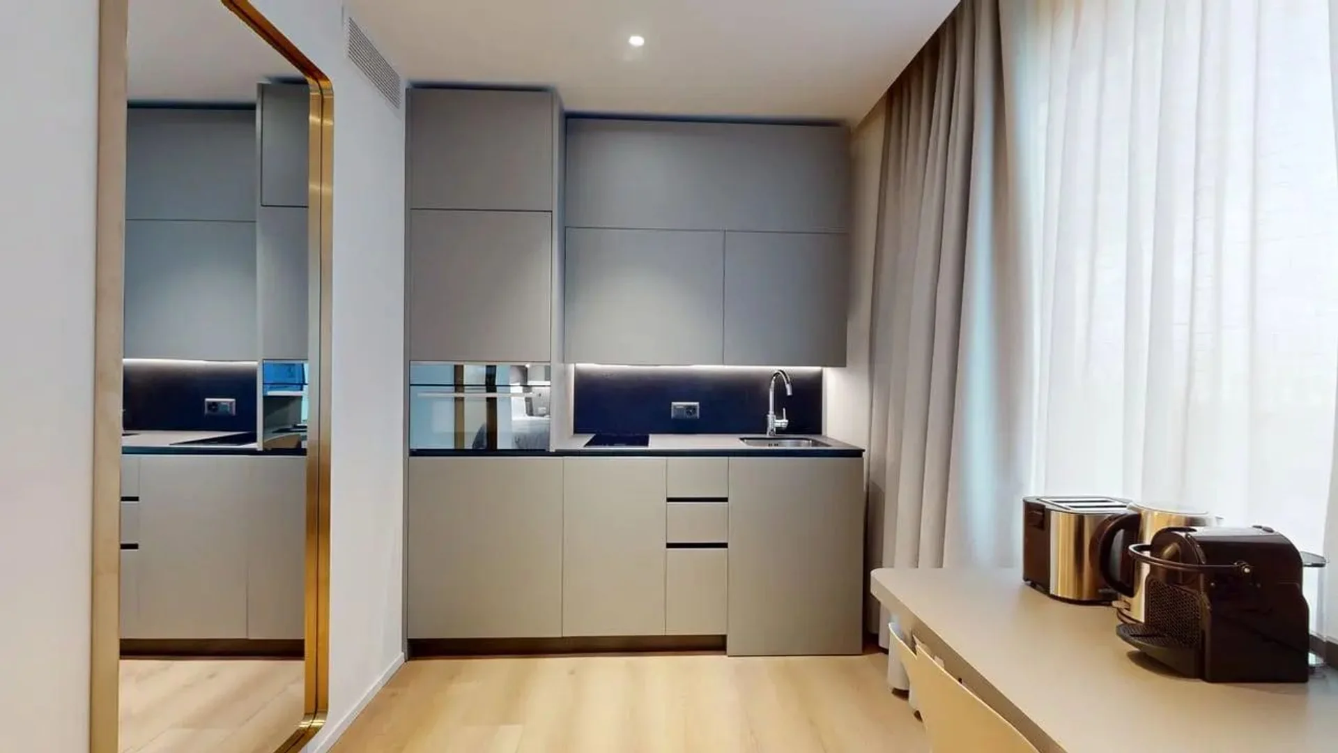 Habitación estudiantil amplia y cómoda en
