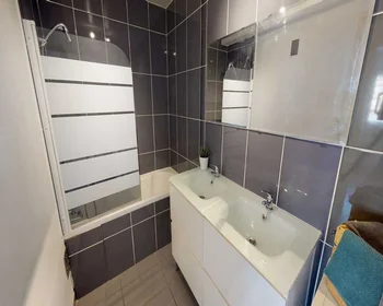Private room at Rue Bataille, image 15 of 16