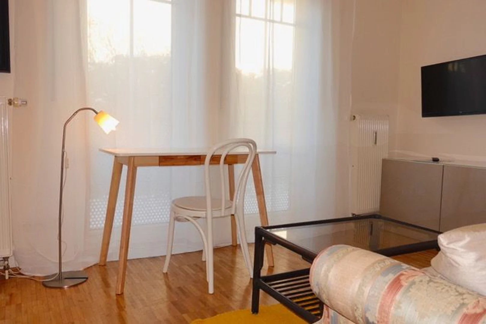 Chambre abordable pour les étudiants avec un bon éclairage dans