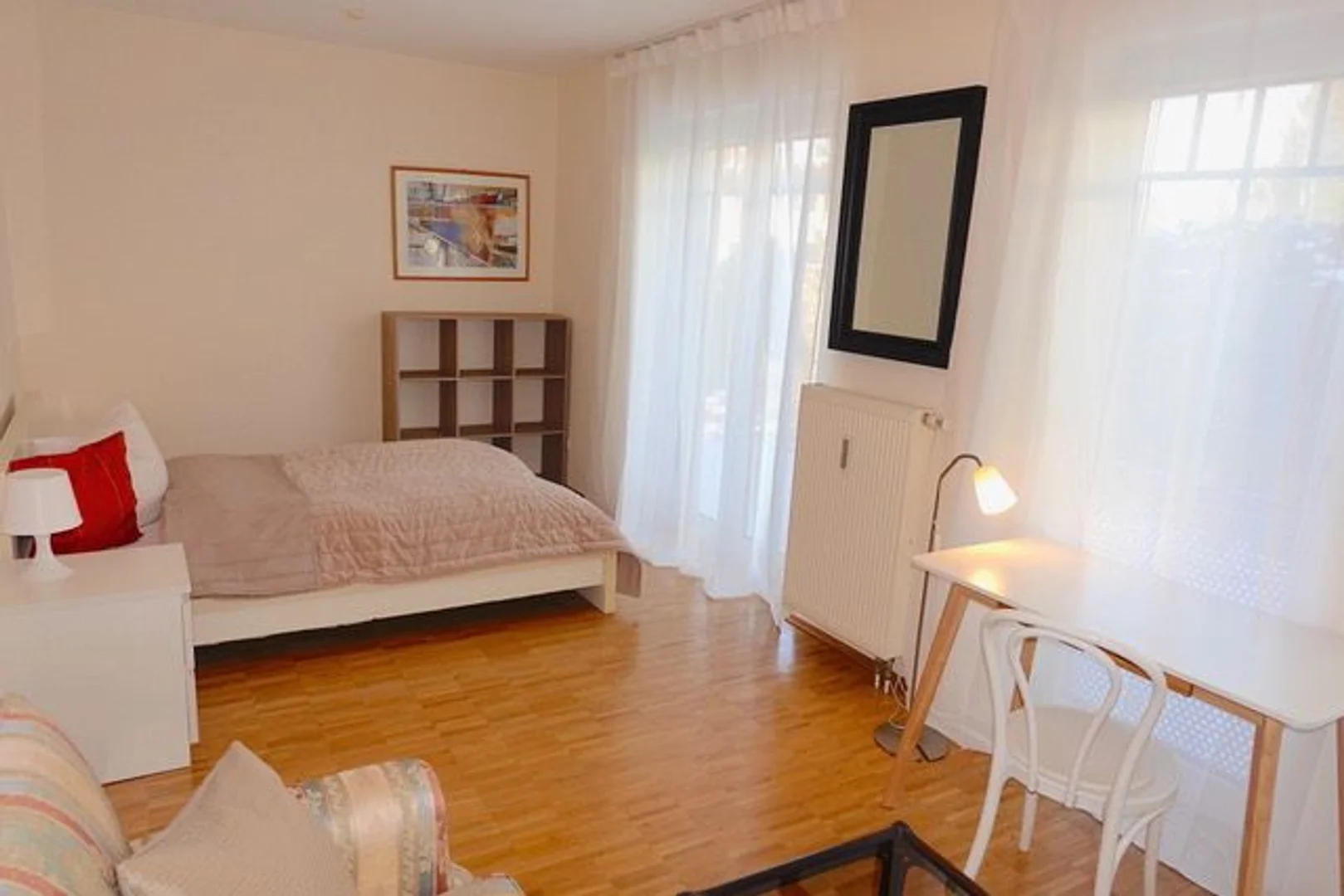 Chambre abordable pour les étudiants avec un bon éclairage dans