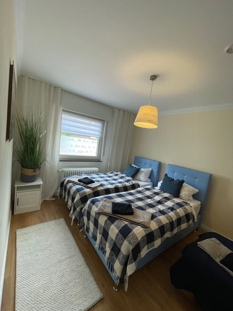 Habitación estudiantil funcional perfecta para estudiar en 
