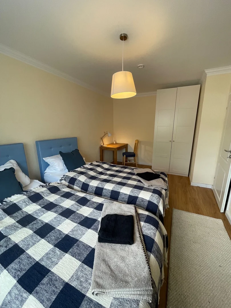 Habitación estudiantil luminosa y aireada con fácil acceso a la universidad en 
