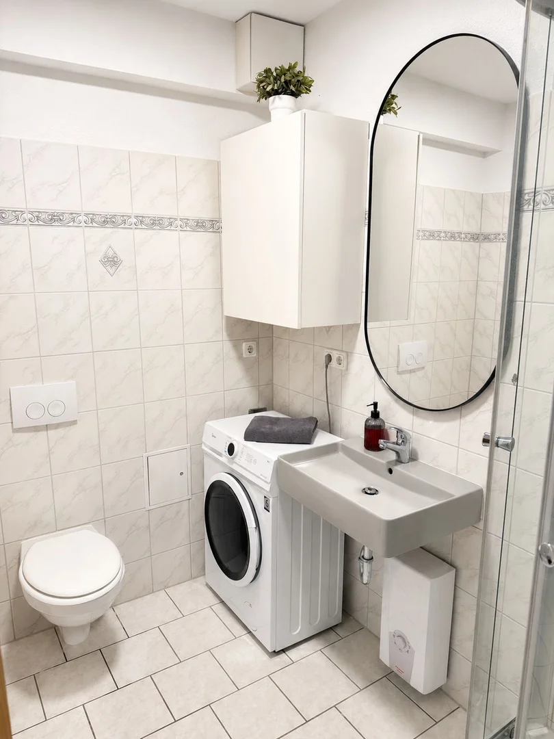 Quarto de estudante confortável e espaçoso em 